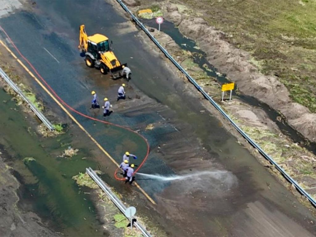 Un desborde cloacal paralizó la Ruta 11 en plena&nbsp;temporada