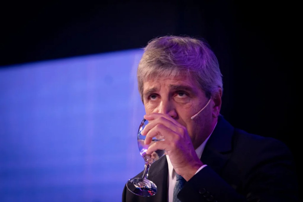 Caputo busca pesos para afrontar vencimientos por más de $11,5&nbsp;billones